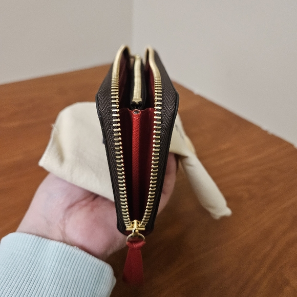 LOUIS VUITTON ZIPPERED WALLET - Picture 10 of 14